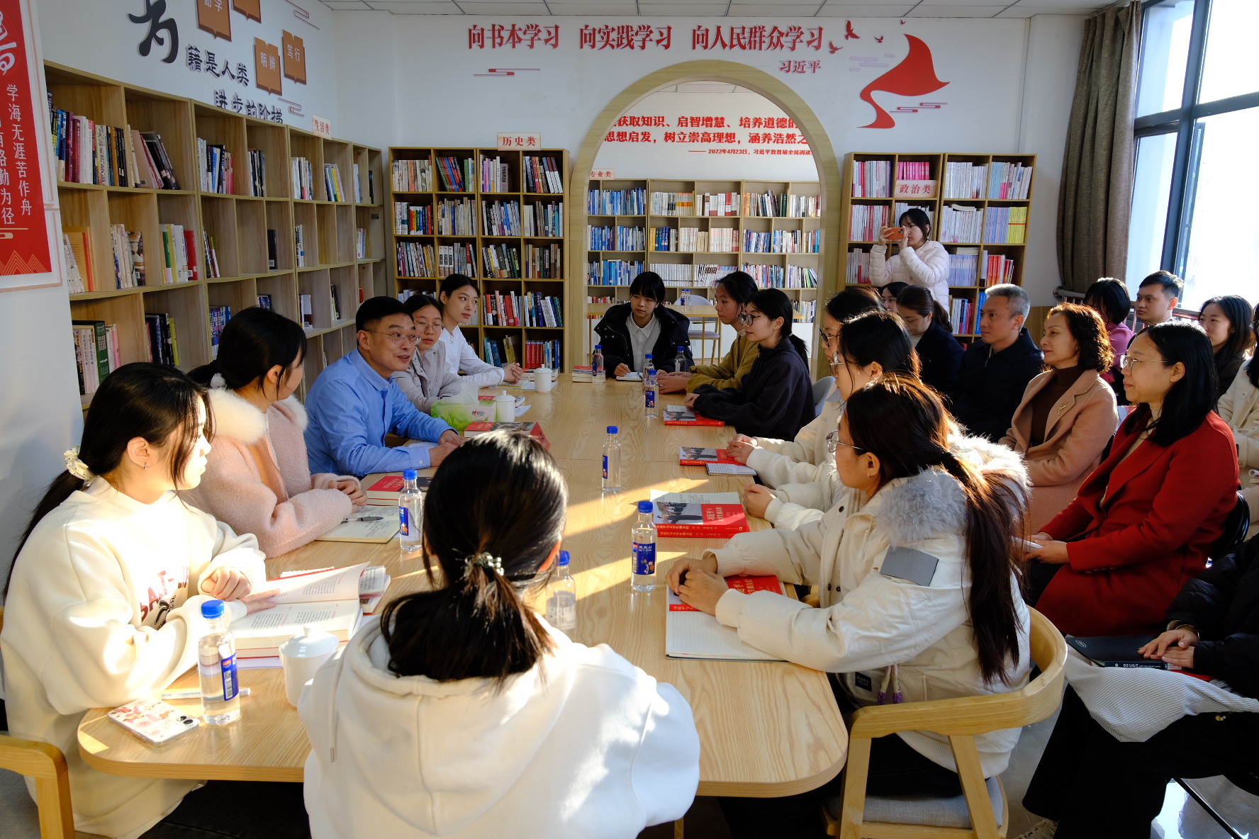 图1 师生们共读《习近平与大学生朋友们》（第一、二卷）.jpg